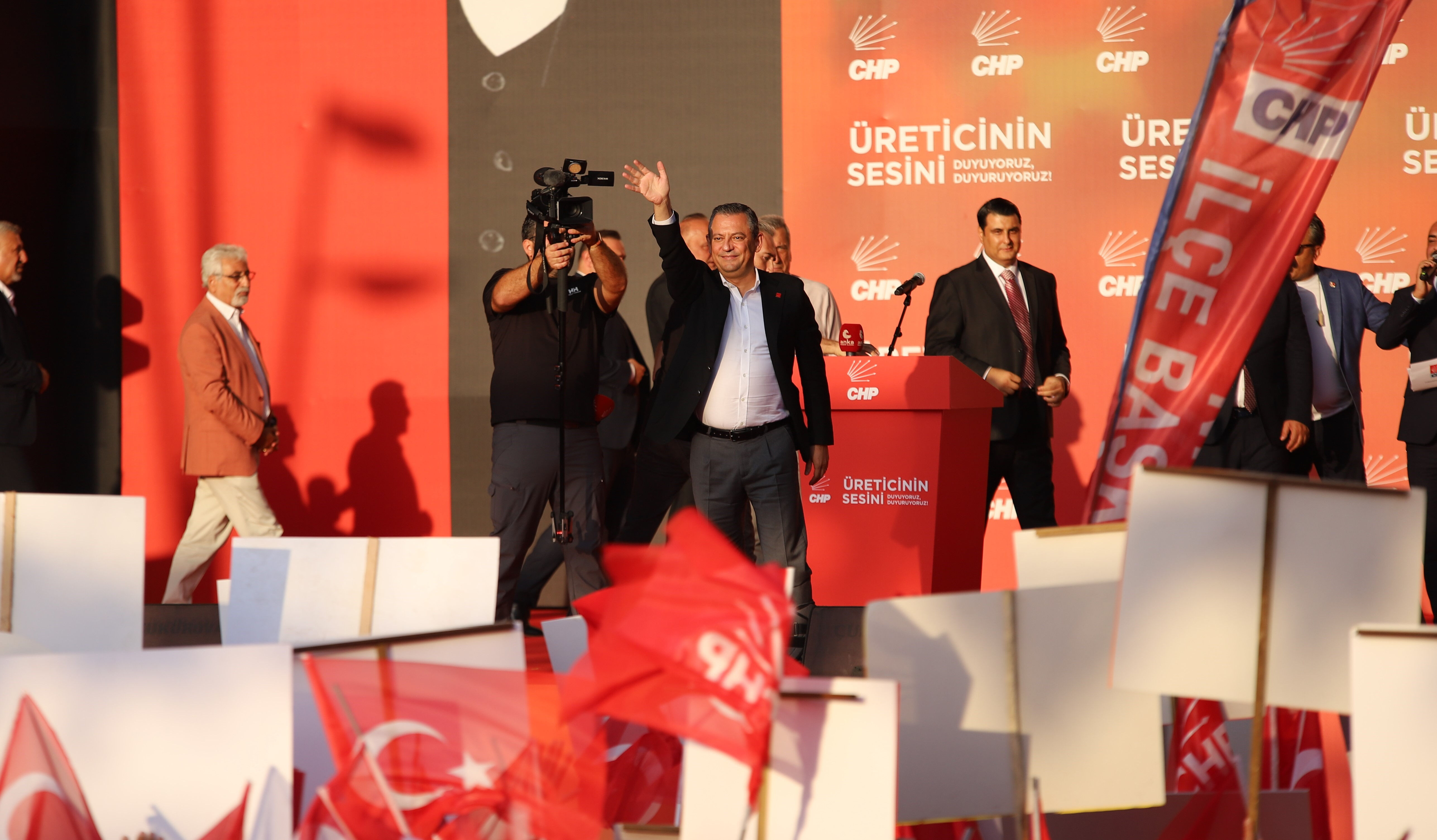 Özgür Özel fıstık mitinginde erken seçim mesajı verdi - 1. Resim