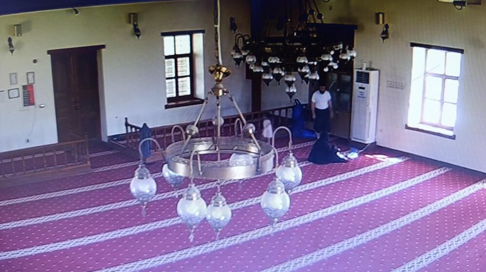 Sığındığı camide kullandığı elektriğin parasını bıraktığı notla ödedi Sığındığı camide kullandığı elektriğin parasını bıraktığı notla ödedi - 1. Resim