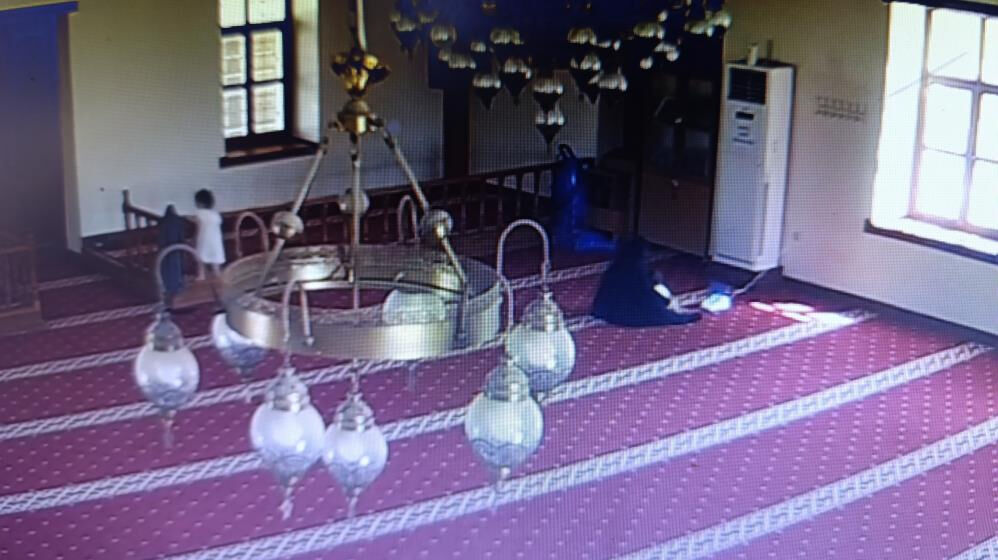 Sığındığı camide kullandığı elektriğin parasını bıraktığı notla ödedi Sığındığı camide kullandığı elektriğin parasını bıraktığı notla ödedi - 2. Resim