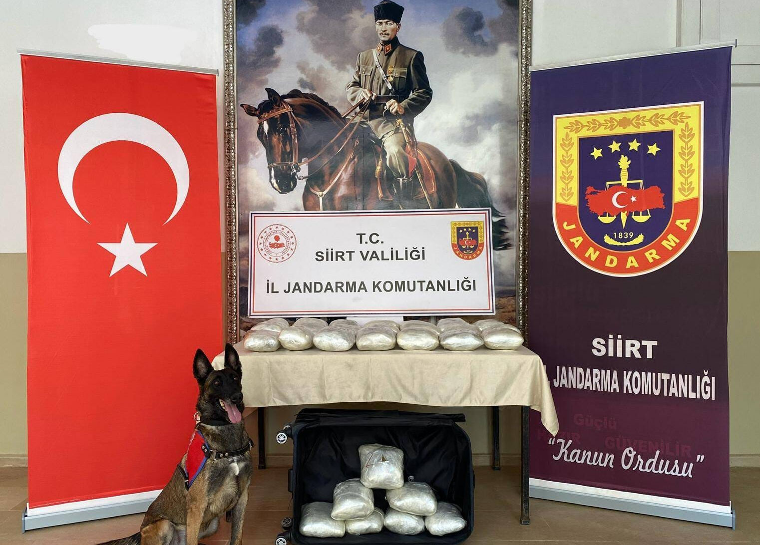 Yolcu otobüsüne verilen bavuldan neler çıktı neler! Polisleri harekete geçirdi - 1. Resim