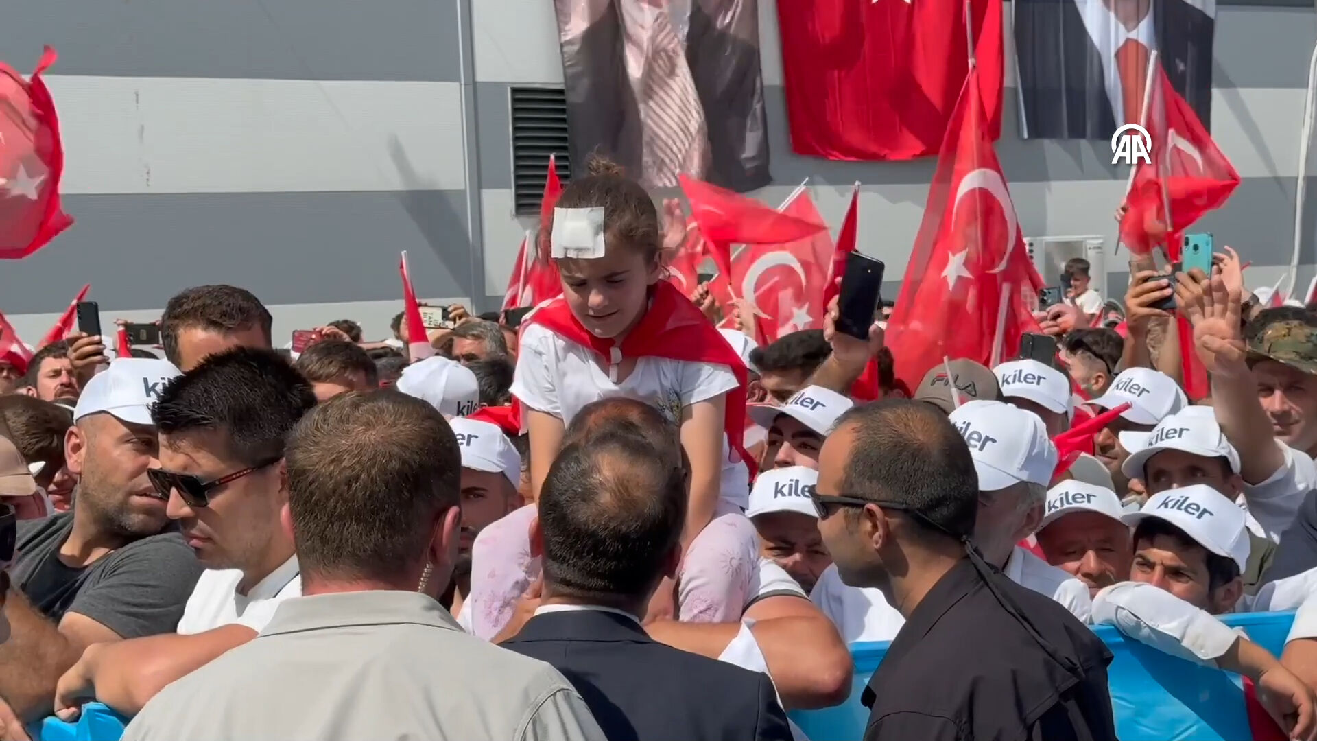 Binlerce kişinin arasında gördü, talimatı verdi! Bitlis'te küçük kız pankartla Erdoğan'dan yardım istedi Cumhurbaşkanı Erdoğan binlerce kişi arasından küçük kızın pankartını gördü - 2. Resim