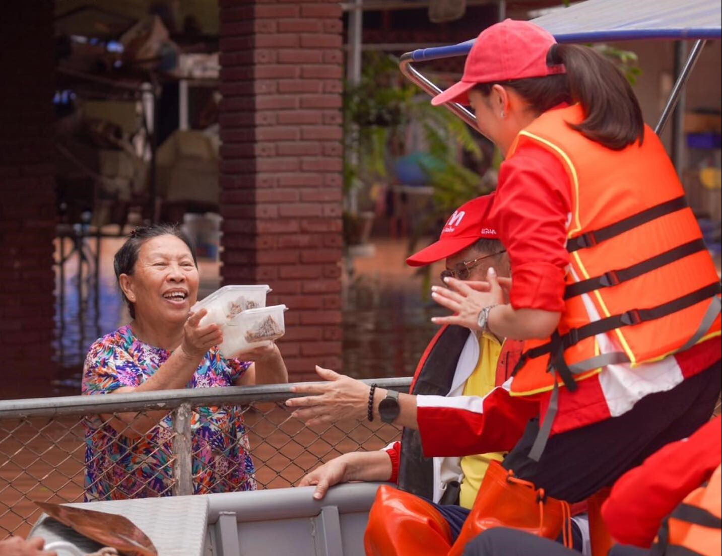 Dünyaca ünlü turizm merkezi sele teslim! Başbakan bölgede, can kaybı artıyor - 2. Resim