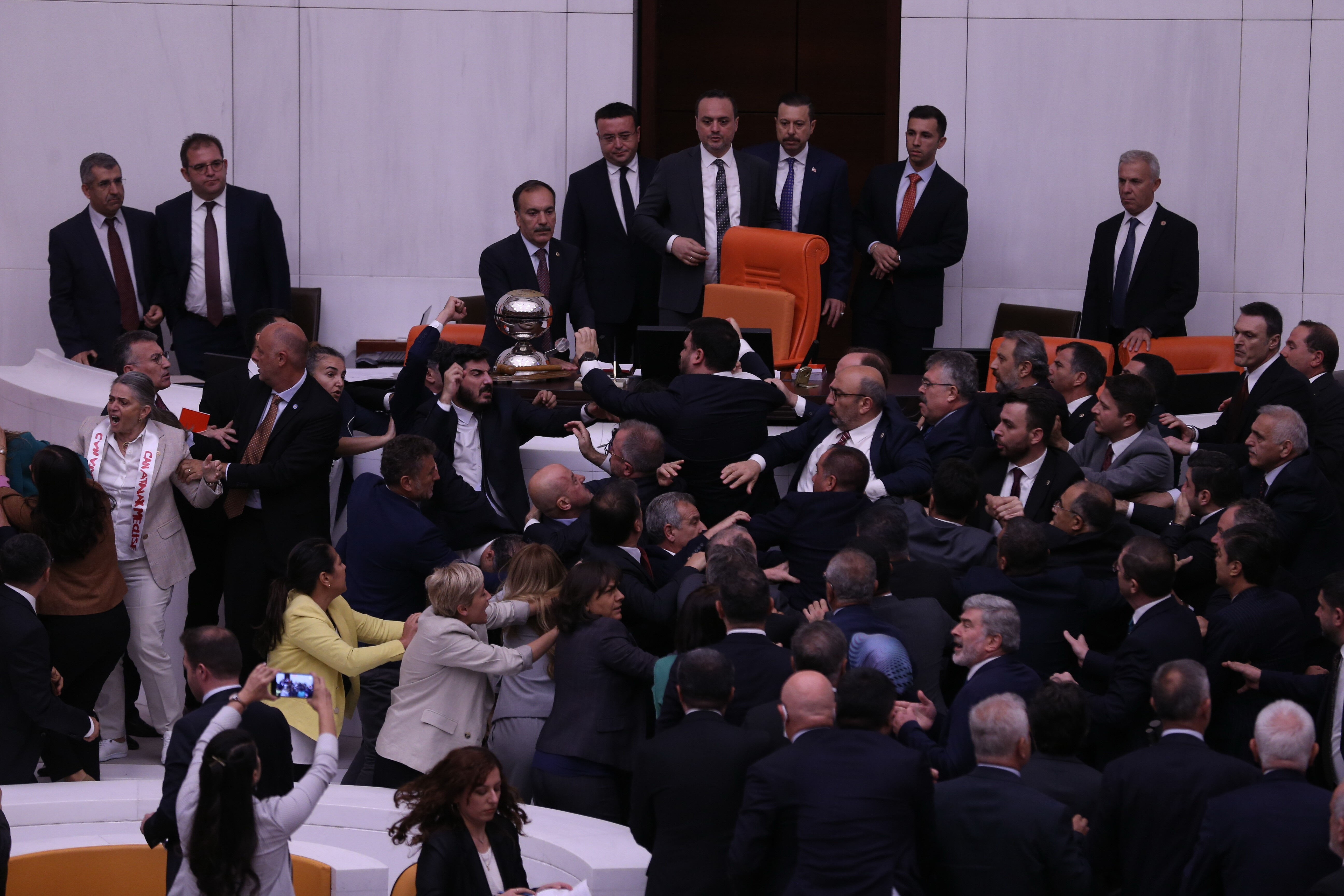 Erdoğan'dan Ahmet Şık-Alpay Özalan kavgası için ilk yorum: Provokatöre kimlerin kol kanat açtığını gördük - 1. Resim