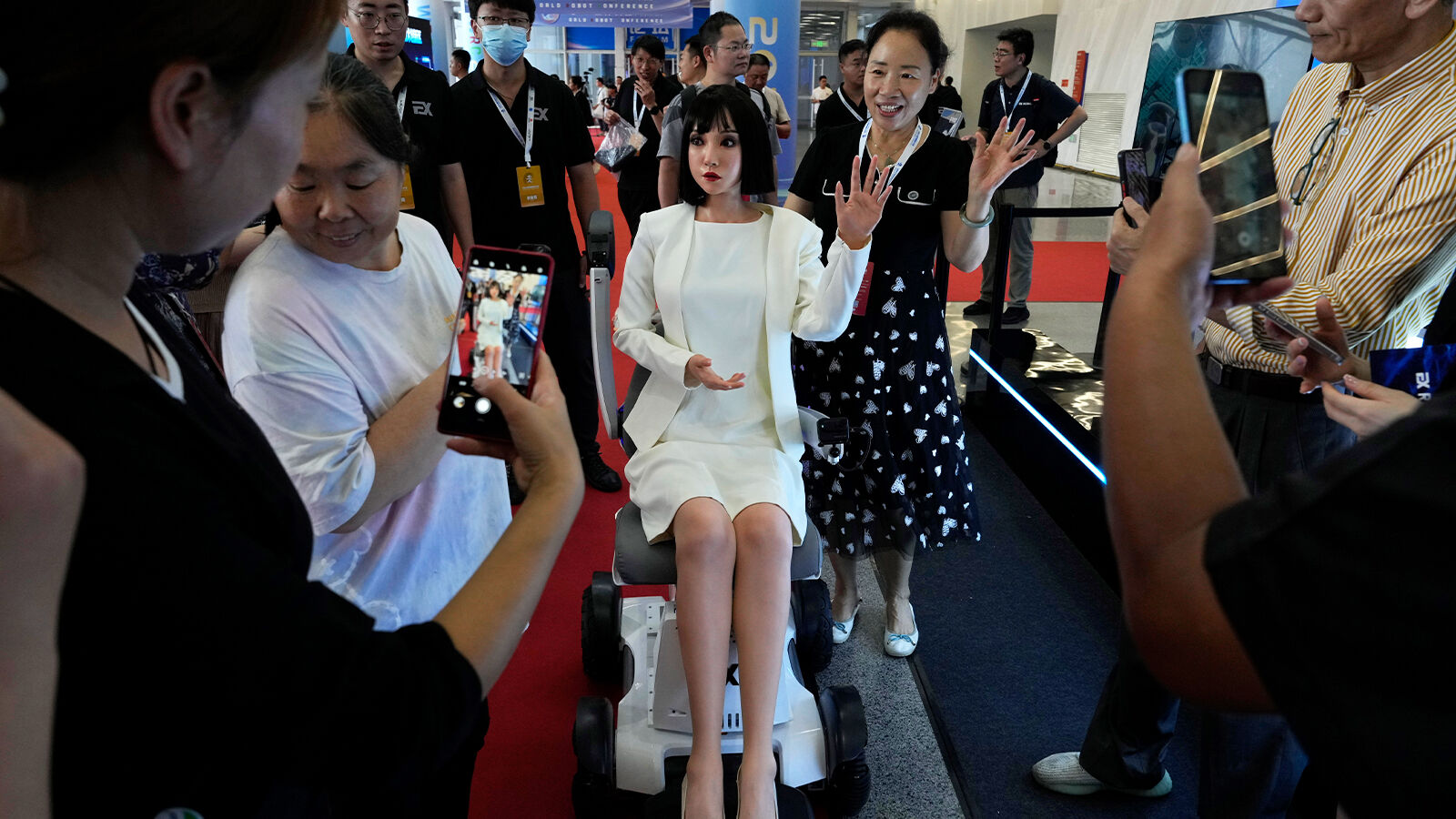 Gerçek kadın robotu sahtesinden ayırt edemediler! 2024 Dünya Robot Konferansı şaşırtıcı görüntülere sahne oldu - 2. Resim