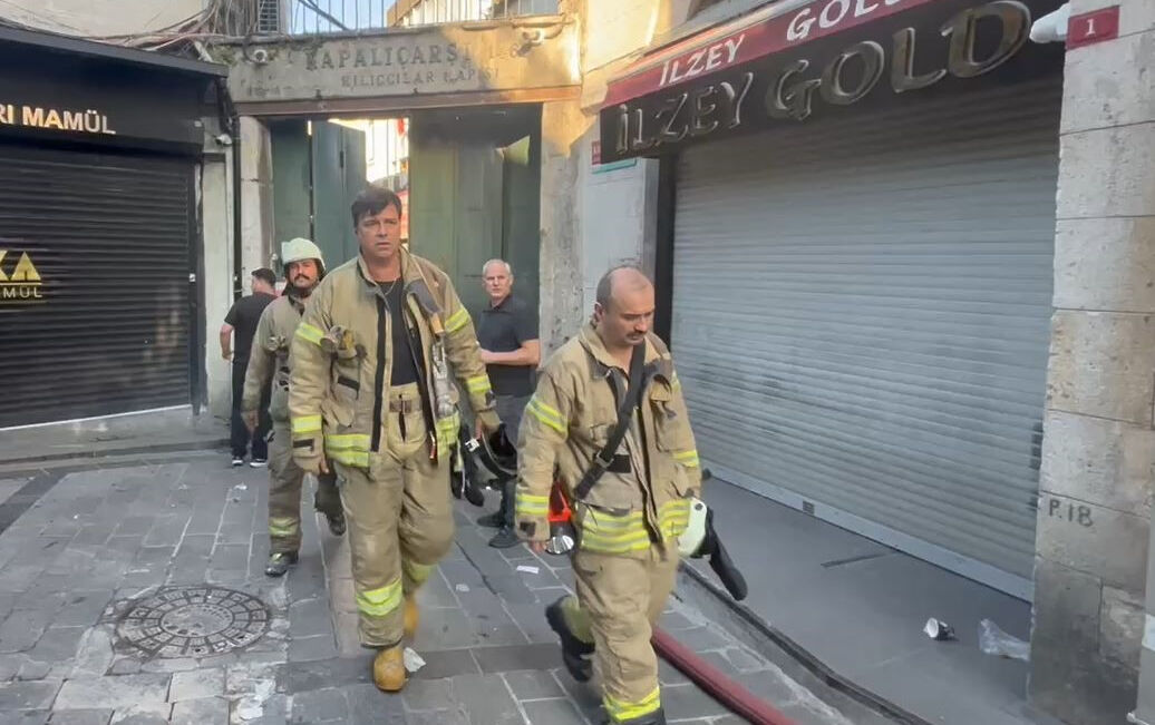 Kapalıçarşı'da korkutan yangın! Biri polis 2 kişi etkilendi - 1. Resim