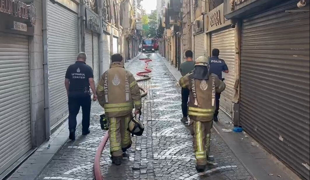 Kapalıçarşı'da korkutan yangın! Biri polis 2 kişi etkilendi - 2. Resim