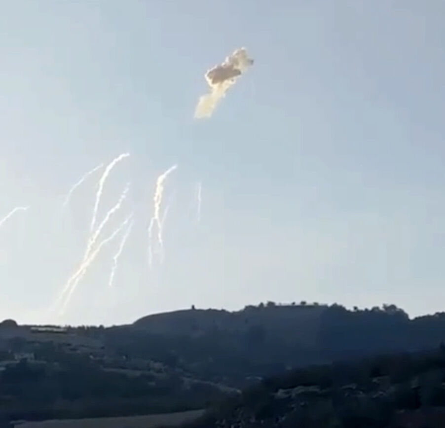 Gerilim artıyor! Hizbullah 320 füzeyle bombaladı! İsrail'de 48 saat OHAL ilan edildi Lübnan'da gerilim büyüyor! İsrail ve Hizbullah'tan karşılıklı hamleler - 1. Resim