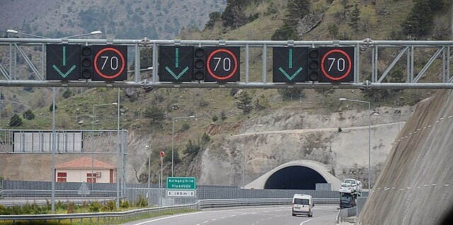 Niğde Pozantı otoyolunda toprak kayması! Tünel geçişinde ulaşım kısa süreli aksadı - 1. Resim