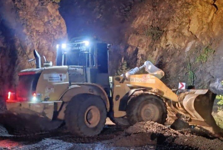 Onikişubat kırsalında zarara uğrayan yollar trafiğe açılıyor! Onikişubat kırsalında zarara uğrayan yollar trafiğe açılıyor! - 1. Resim