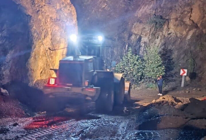 Onikişubat kırsalında zarara uğrayan yollar trafiğe açılıyor! Onikişubat kırsalında zarara uğrayan yollar trafiğe açılıyor! - 3. Resim