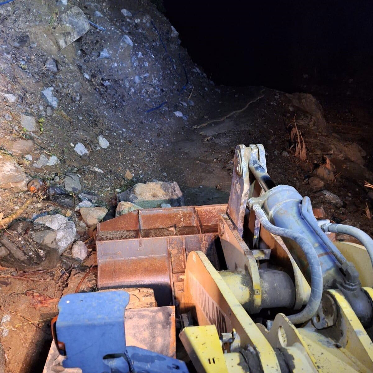 Onikişubat kırsalında zarara uğrayan yollar trafiğe açılıyor! Onikişubat kırsalında zarara uğrayan yollar trafiğe açılıyor! - 2. Resim