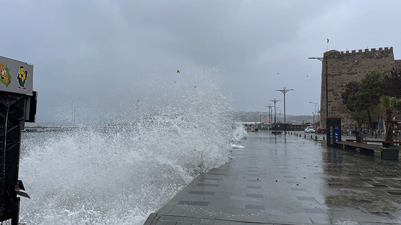 Sinop&#039;ta korkutan anlar! Eve düşen yıldırım yangın çıkardı