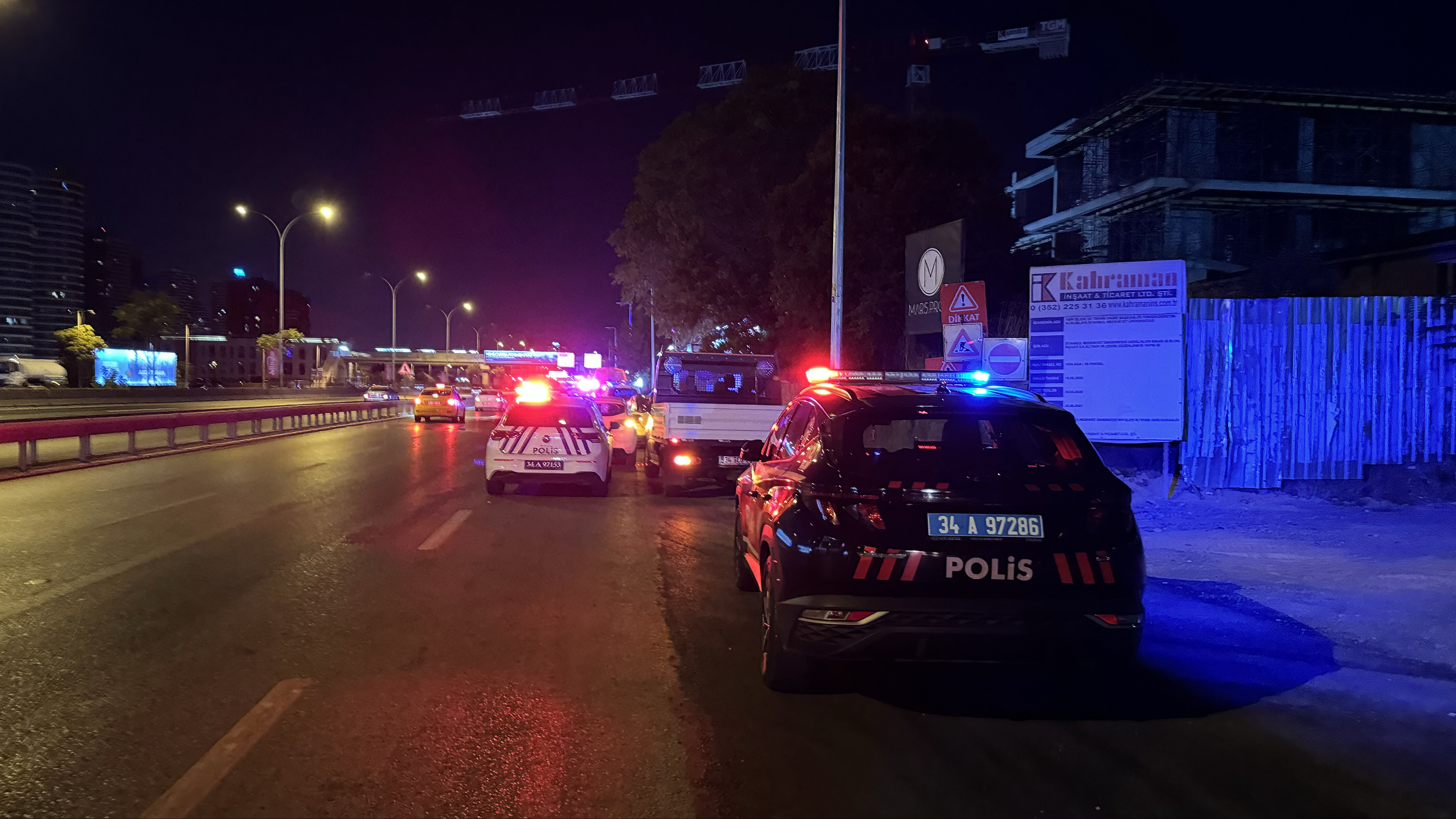 Üsküdar'da feci kaza! Motosiklet İBB aracına çarptı: 1'i ağır 2 yaralı Üsküdar'da feci kaza! Motosiklet İBB aracına çarptı: 1'i ağır 2 yaralı - 1. Resim
