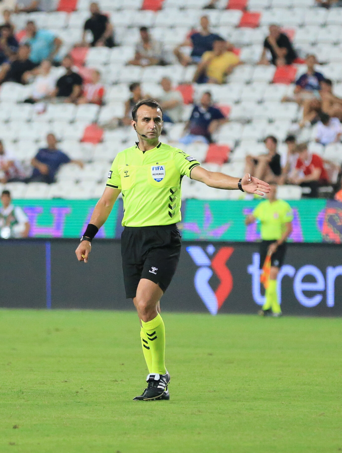 Antalyaspor-Hatayspor maçının hakemi Atilla Karaoğlan'a saldırı! 