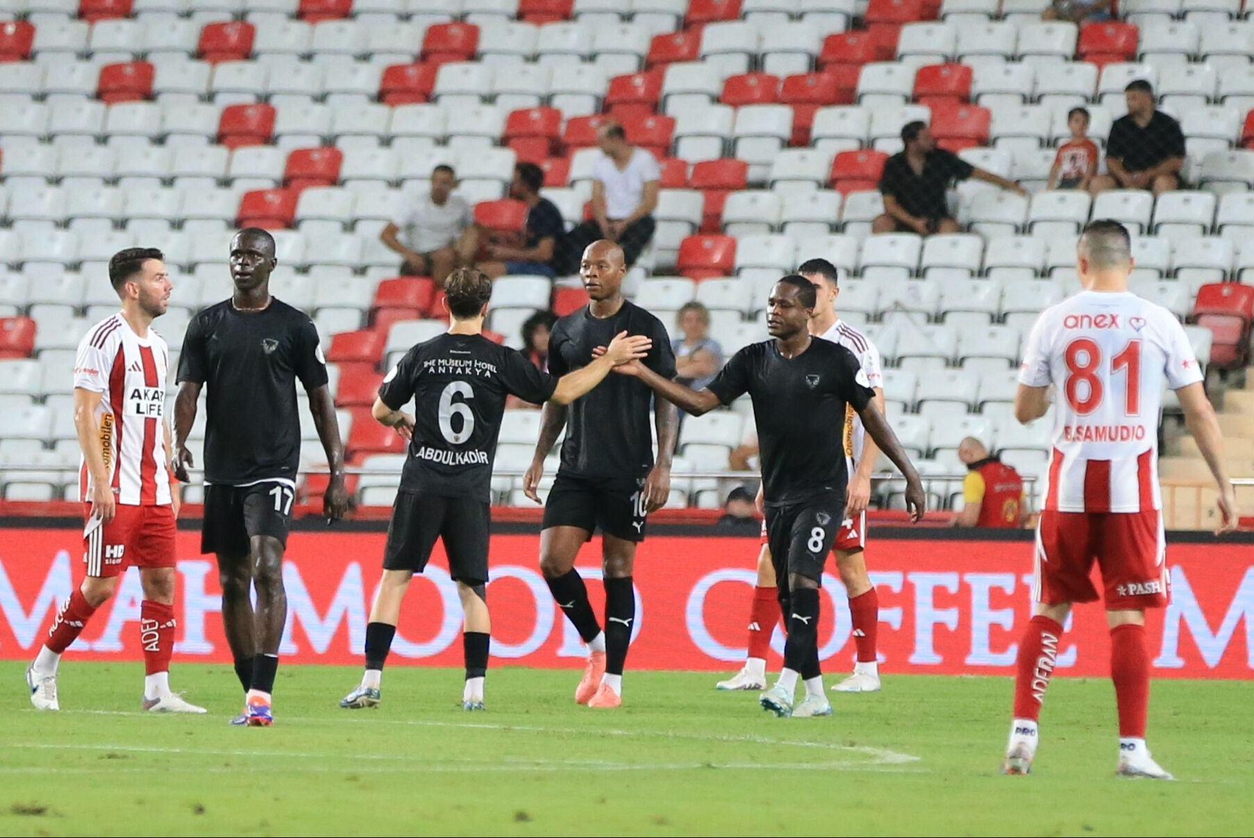 Antalyaspor-Hatayspor maçının hakemi Atilla Karaoğlan'a saldırı! 