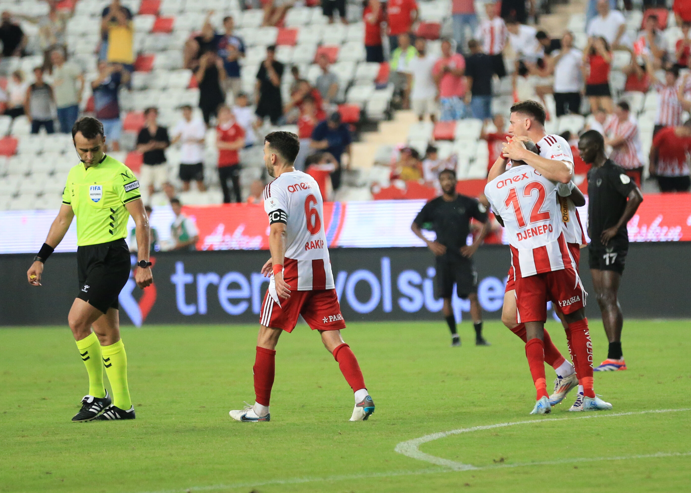 Antalyaspor-Hatayspor maçının hakemi Atilla Karaoğlan'a saldırı! 