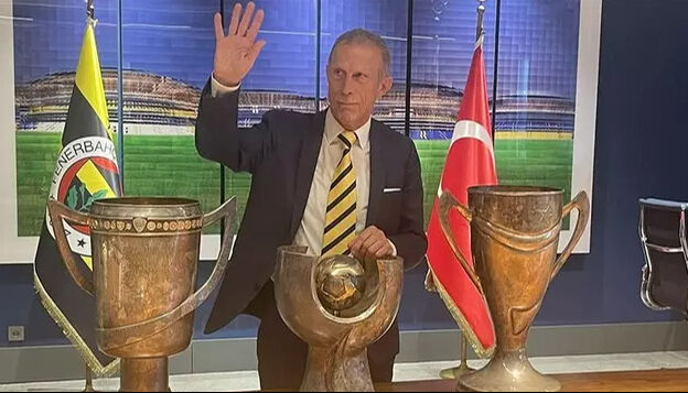 Christoph Daum'un ölümü sonrası Ümit Özat gözyaşlarını tutamadı Christoph Daum'un ölümü sonrası Ümit Özat gözyaşlarını tutamadı - 1. Resim