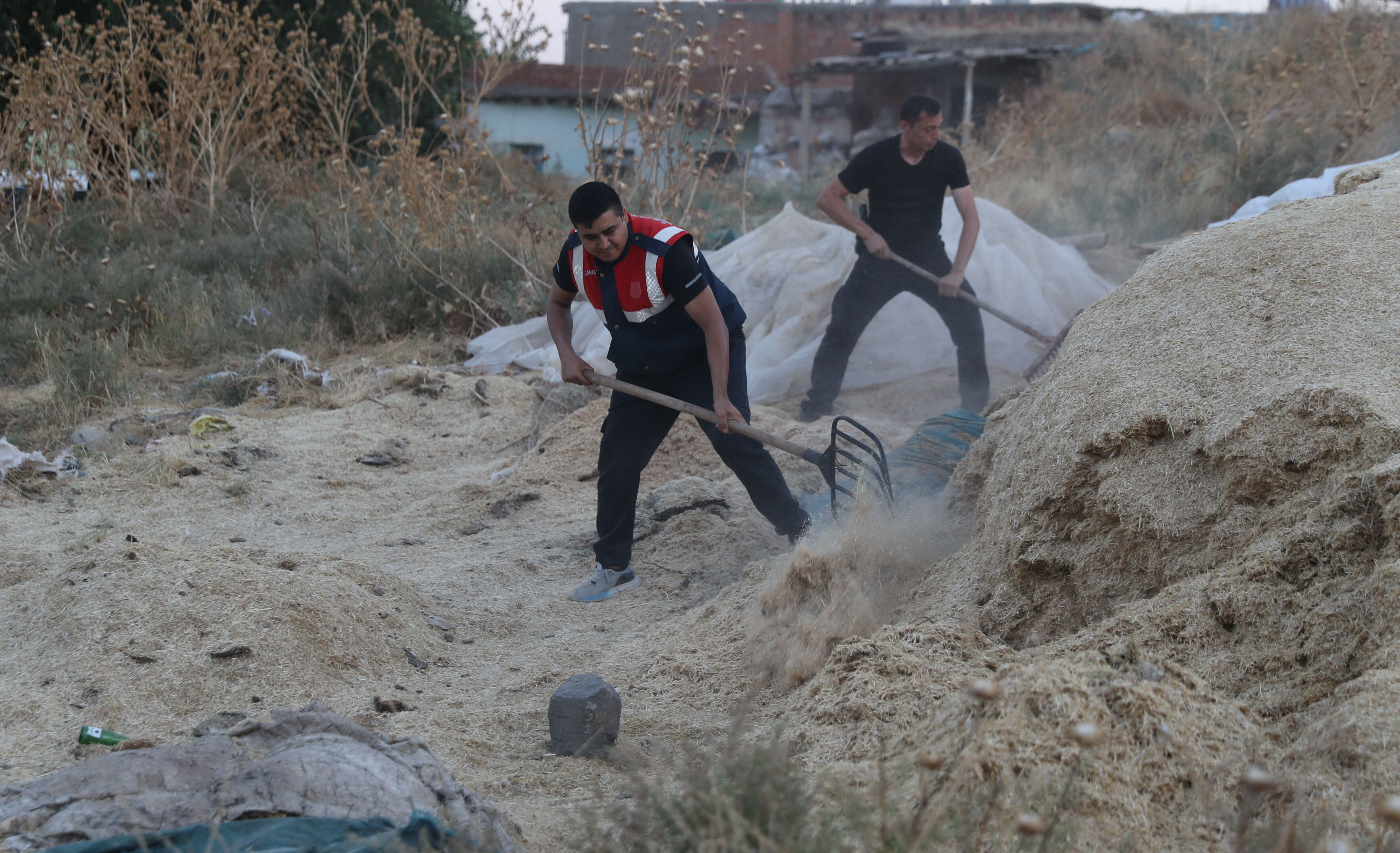 Diyarbakır'da kaybolan Narin'i arama çalışmaları 6. gününde! Taş üstündeki kan lekesi... - 6. Resim