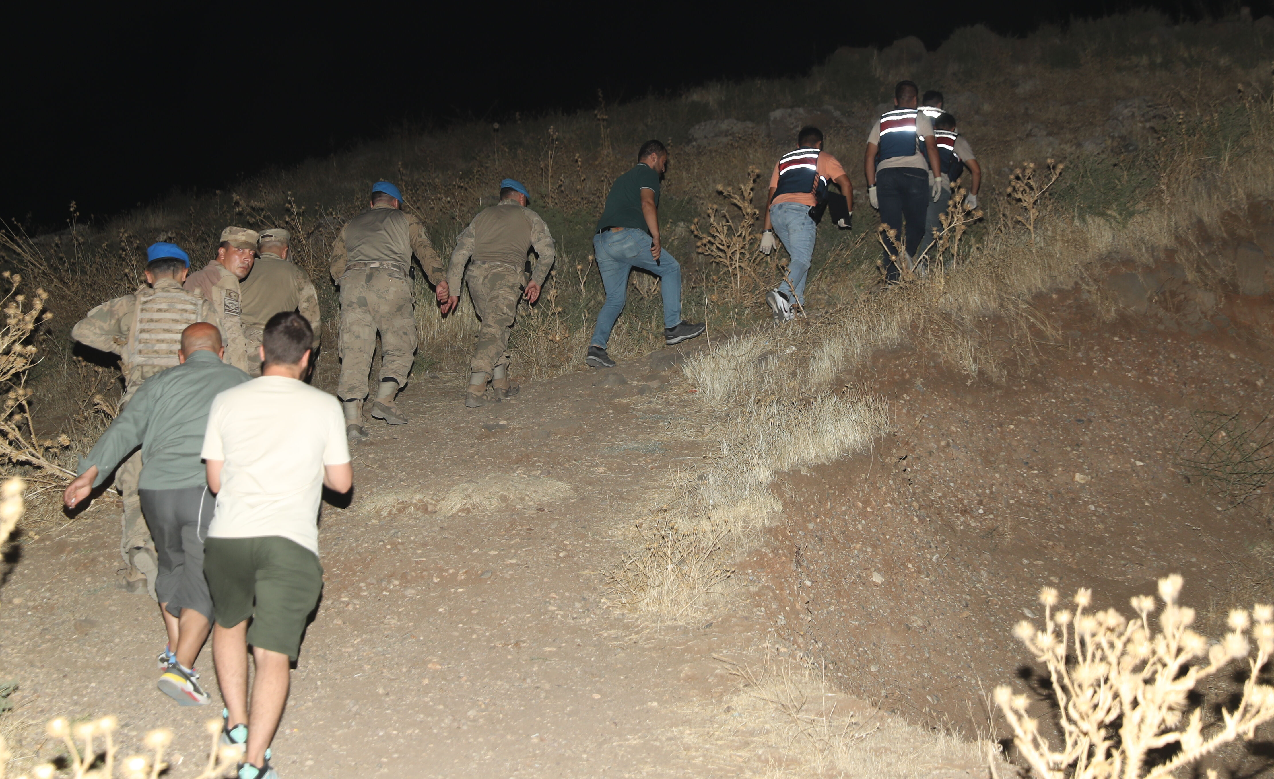 Diyarbakır'da kaybolan Narin'i arama çalışmaları 6. gününde! Taş üstündeki kan lekesi... - 5. Resim