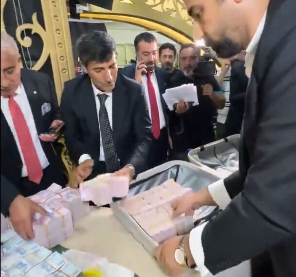 Düğün takısında yeni rekor! 2 kilo altın, 21 milyon lira Düğün takısında yeni rekor! 2 kilo altın, 21 milyon lira - 1. Resim