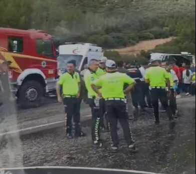 Düğün yolunda facia! Otobüs kaygan yolda devrildi: 1 kişi öldü, 25 yaralı var - 2. Resim