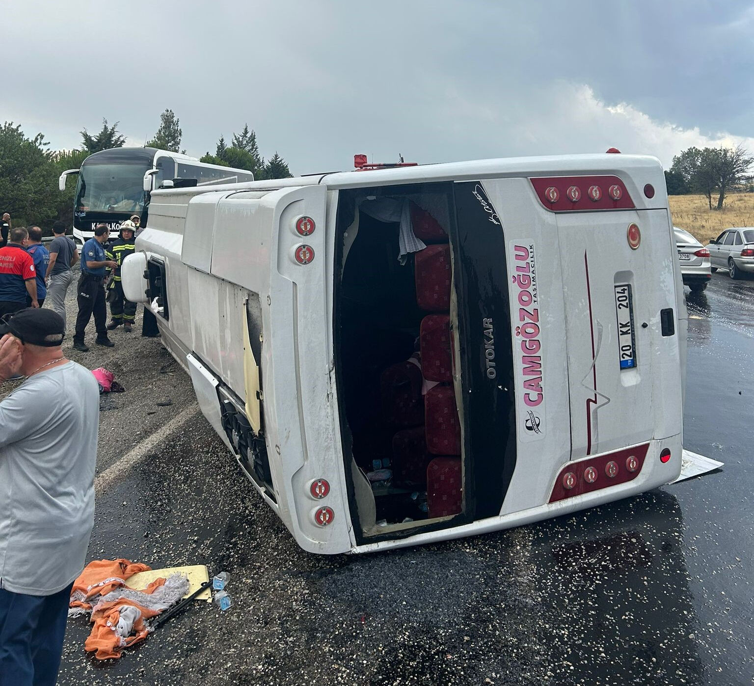 Düğün yolunda facia! Otobüs kaygan yolda devrildi: 1 kişi öldü, 25 yaralı var - 1. Resim