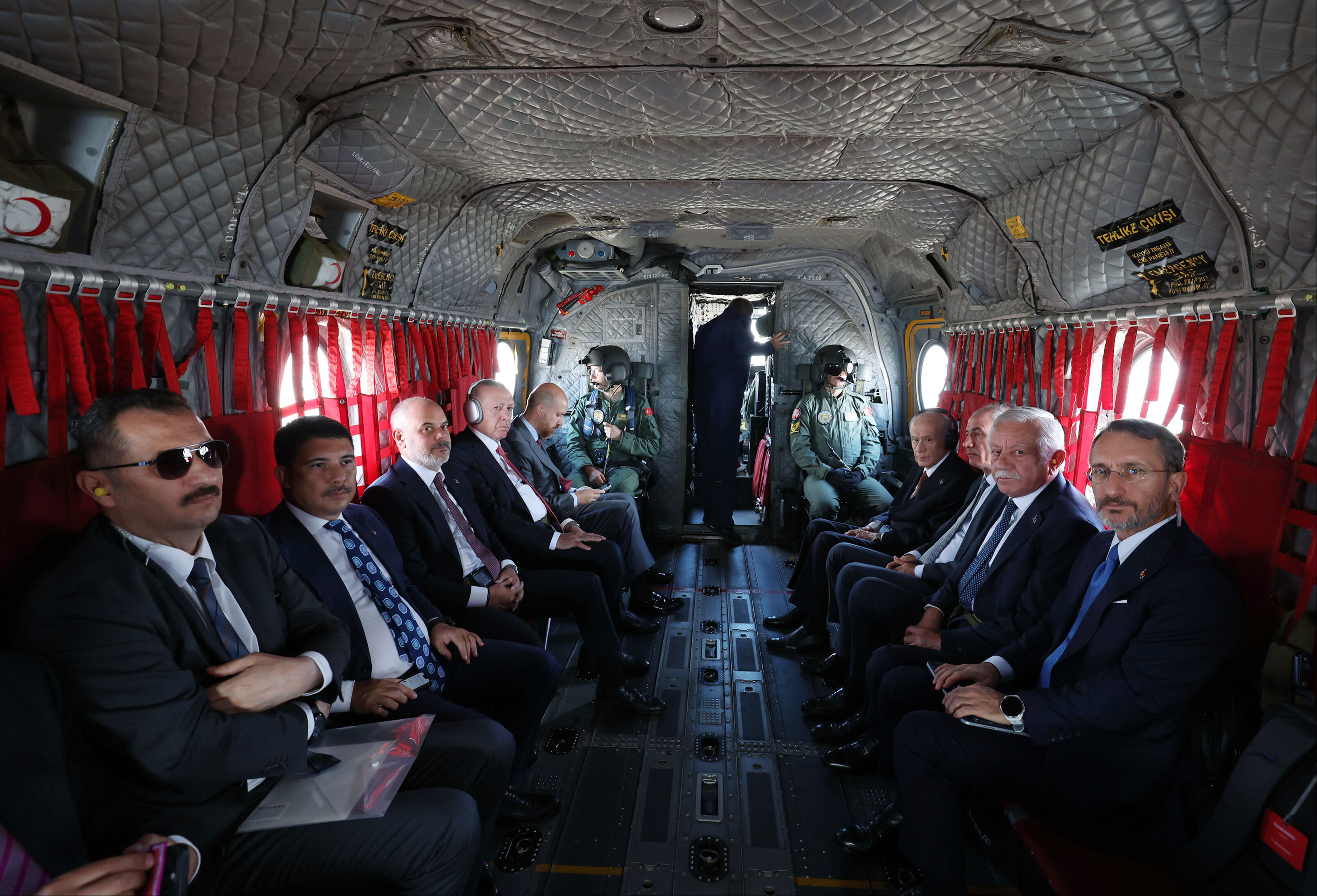 Gökyüzünde klas poz! Erdoğan ve Bahçeli aynı helikopterde - 1. Resim