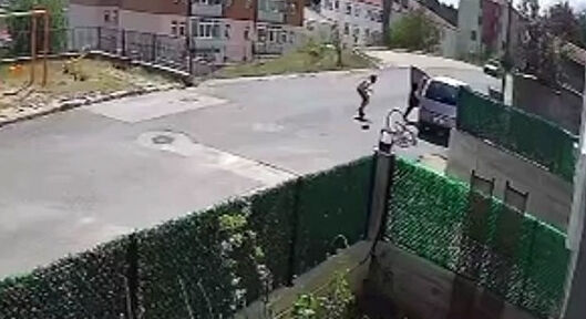 Görenlerin kanı dondu! Oğluyla kavga eden 12 yaşındaki çocuğu böyle ezdi Görenlerin kanı dondu! Oğluyla kavga eden 12 yaşındaki çocuğu böyle ezdi - 1. Resim