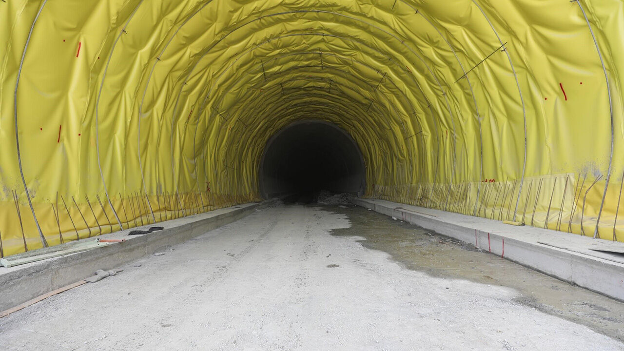 Güzeldere Tüneli'nde son durum... 40 dakikalık yol 6 dakikaya düşüyor... Açılış tarihine günler kaldı Güzeldere Tüneli'nde son durum... 40 dakikalık yol 6 dakikaya düşüyor... Açılış tarihine günler kaldı - 3. Resim