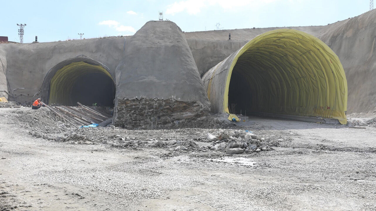 Güzeldere Tüneli'nde son durum... 40 dakikalık yol 6 dakikaya düşüyor... Açılış tarihine günler kaldı Güzeldere Tüneli'nde son durum... 40 dakikalık yol 6 dakikaya düşüyor... Açılış tarihine günler kaldı - 2. Resim