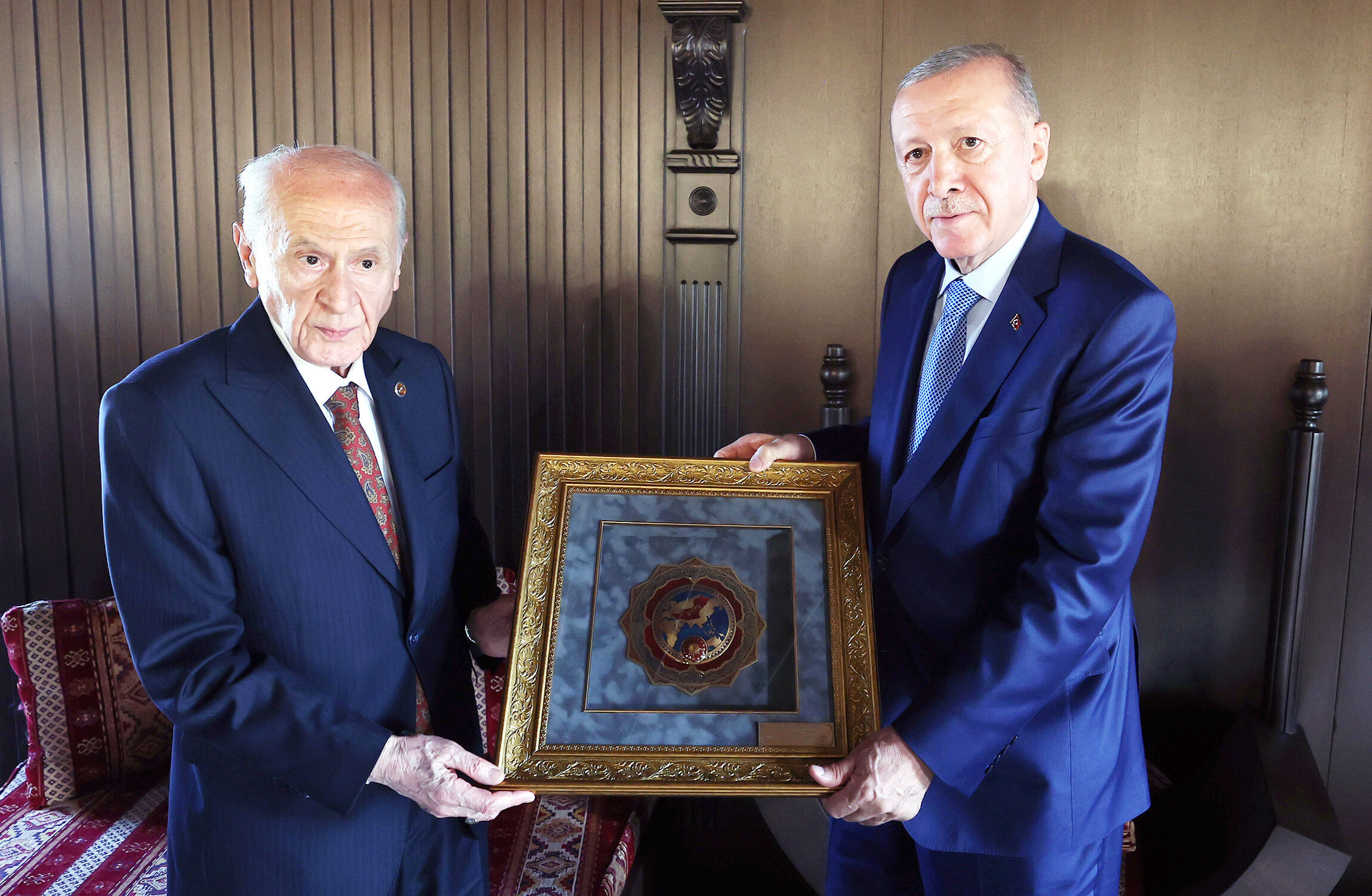 Hediyeler, Erdoğan-Bahçeli görüşmesinin önüne geçti! 76 gülün sırrı çözüldü - 3. Resim
