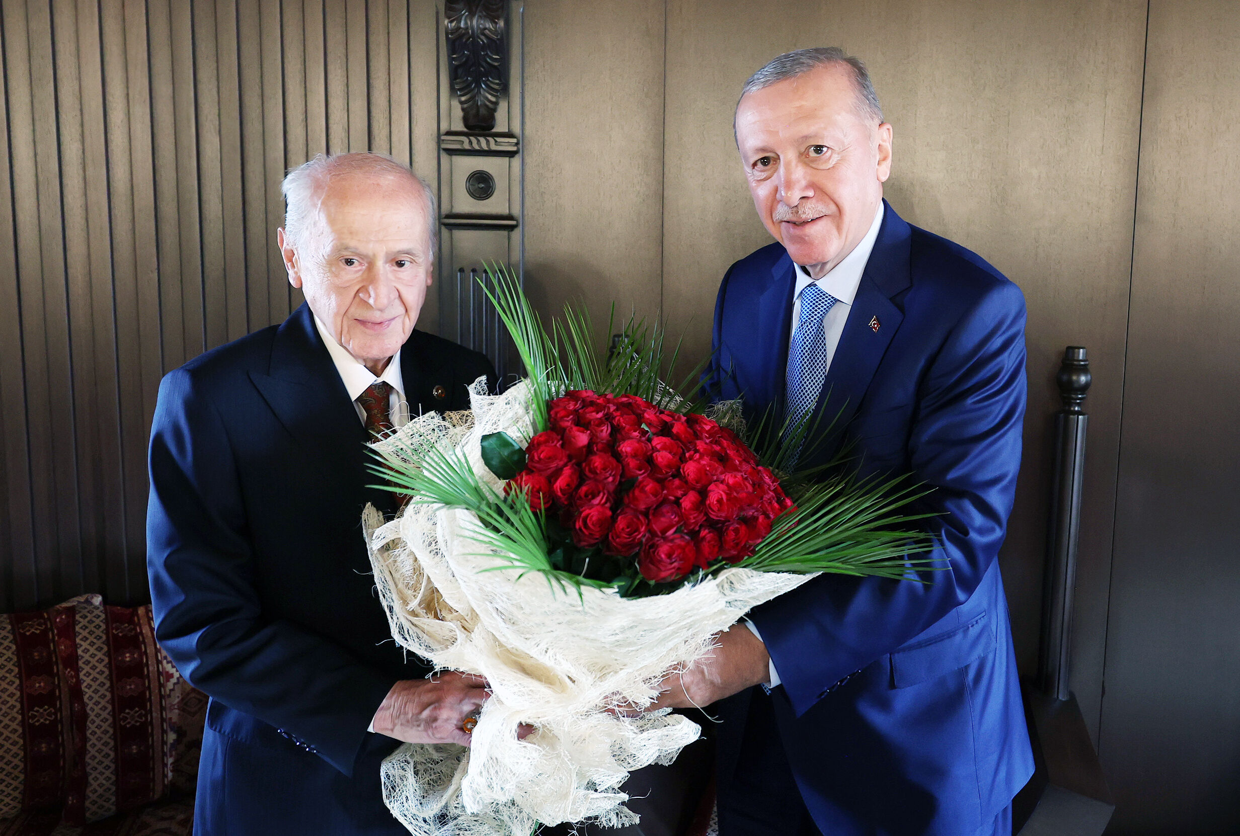 Hediyeler, Erdoğan-Bahçeli görüşmesinin önüne geçti! 76 gülün sırrı çözüldü - 4. Resim