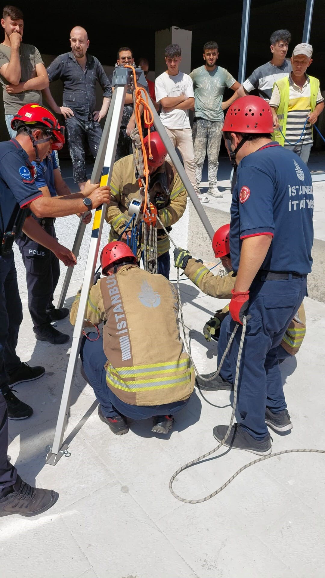 Pendik'te kuyuya düşen inşaat işçisi böyle kurtarıldı - 1. Resim