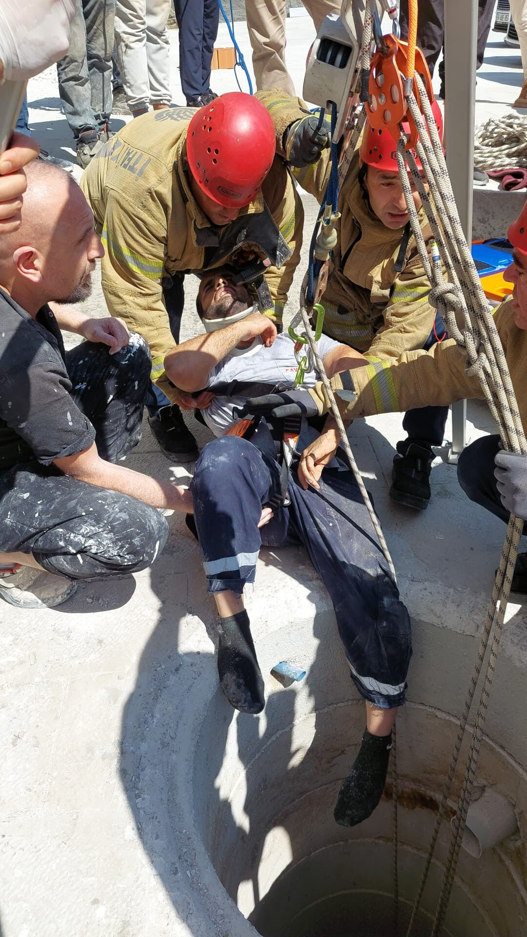 Pendik'te kuyuya düşen inşaat işçisi böyle kurtarıldı - 2. Resim