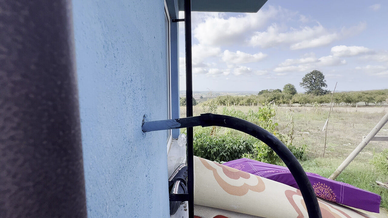 Sakarya'da akılalmaz olay! Elektrik borusundan hortum sokup evi suyla doldurdular Sakarya'da akılalmaz olay! Elektrik borusundan hortum sokup evi suyla doldurdular - 2. Resim