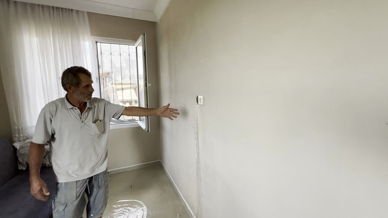 Sakarya'da akılalmaz olay! Elektrik borusundan hortum sokup evi suyla doldurdular Sakarya'da akılalmaz olay! Elektrik borusundan hortum sokup evi suyla doldurdular - 1. Resim