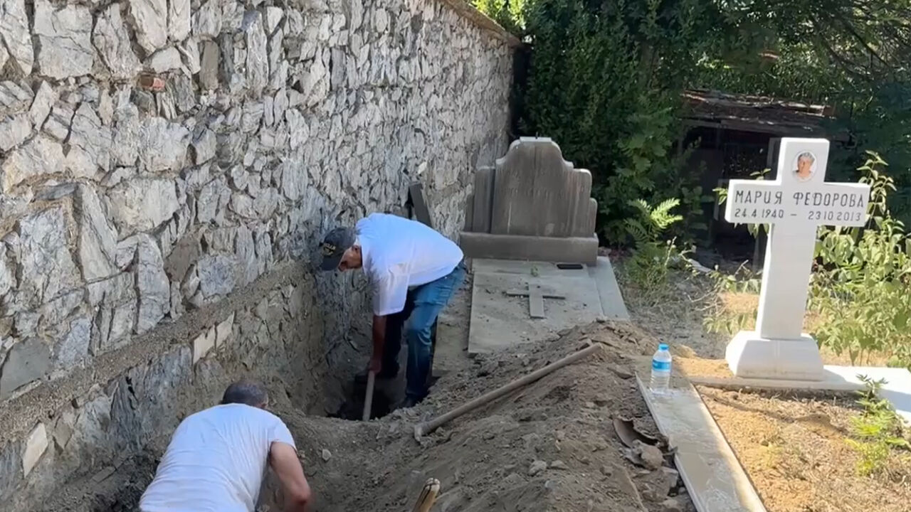 Şişli Rum Ortodoks Mezarlığı'nda 4 kişi kaçak kazı yaparken yakalandı Şişli Rum Ortodoks Mezarlığı'nda 4 kişi kaçak kazı yaparken yakalandı - 2. Resim