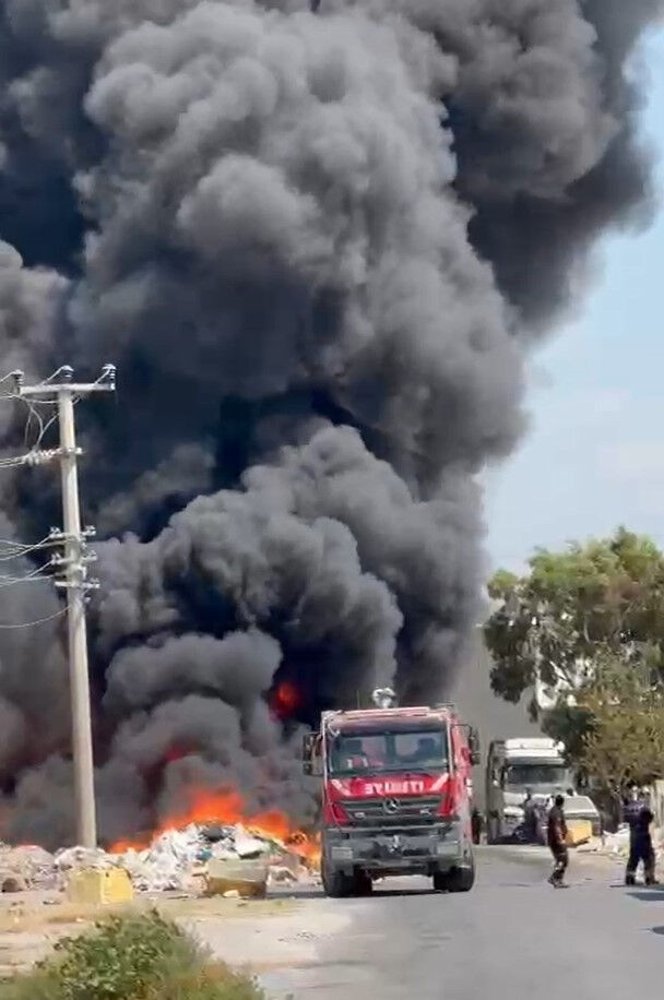 Söke'de korkutan yangın! Gökyüzü kara dumanlarla kaplandı - 1. Resim