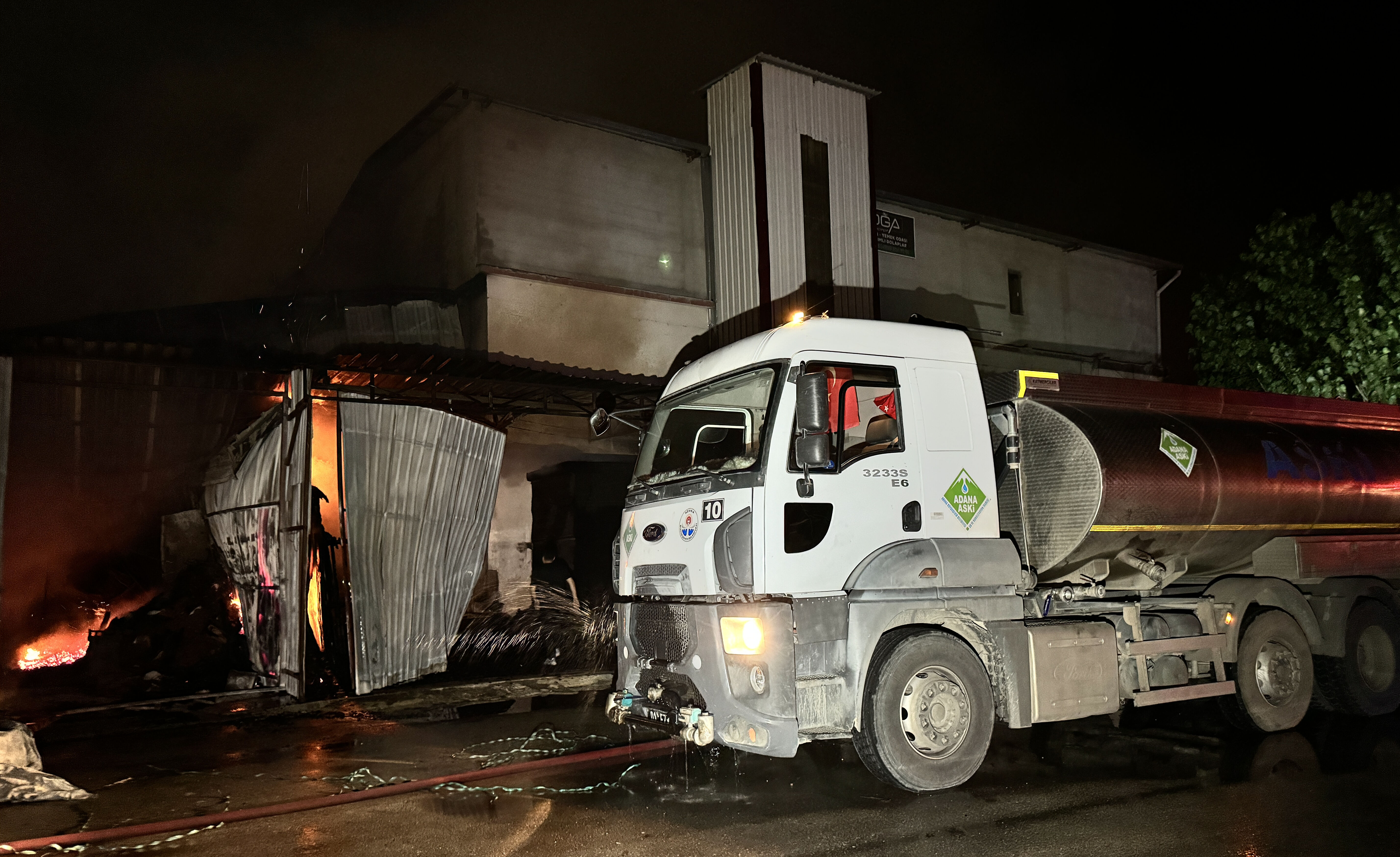 Adana Mobilyacılar Sitesi'nde yangın! 6 iş yeri kullanılamaz hale geldi - 1. Resim