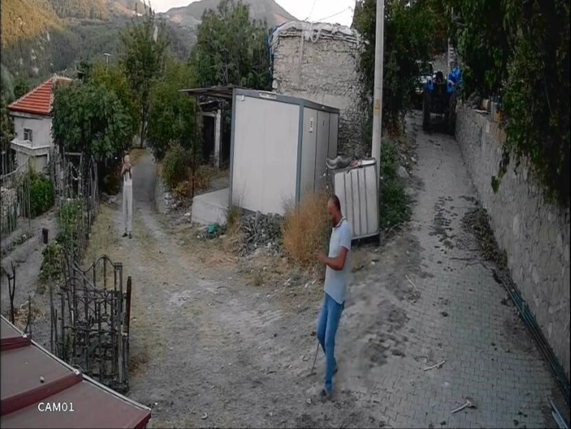 Bah&ccedil;eye giren s&uuml;r&uuml; cinayeti! 75 yaşındaki adam dehşet sa&ccedil;tı, o anlar kamerada - 1. Resim