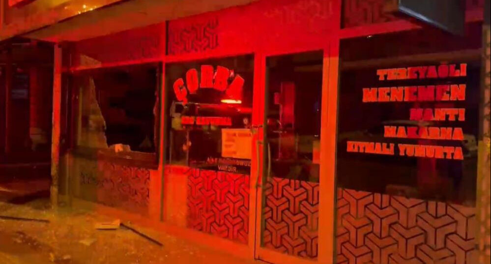 Bursa'da lokantaya gece baskını! Ticari araçla gelip kurşun yağdırdı Bursa'da lokantaya gece baskını! Ticari araçla gelip kurşun yağdırdı - 1. Resim