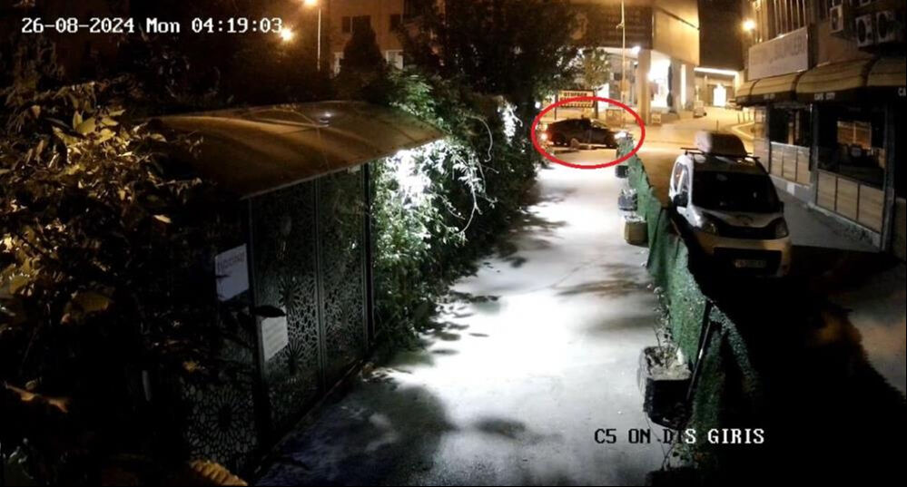 Bursa'da sevgilisini sokak ortasında darbeden kişinin görüntüleri güvenlik kamerasında - 4. Resim