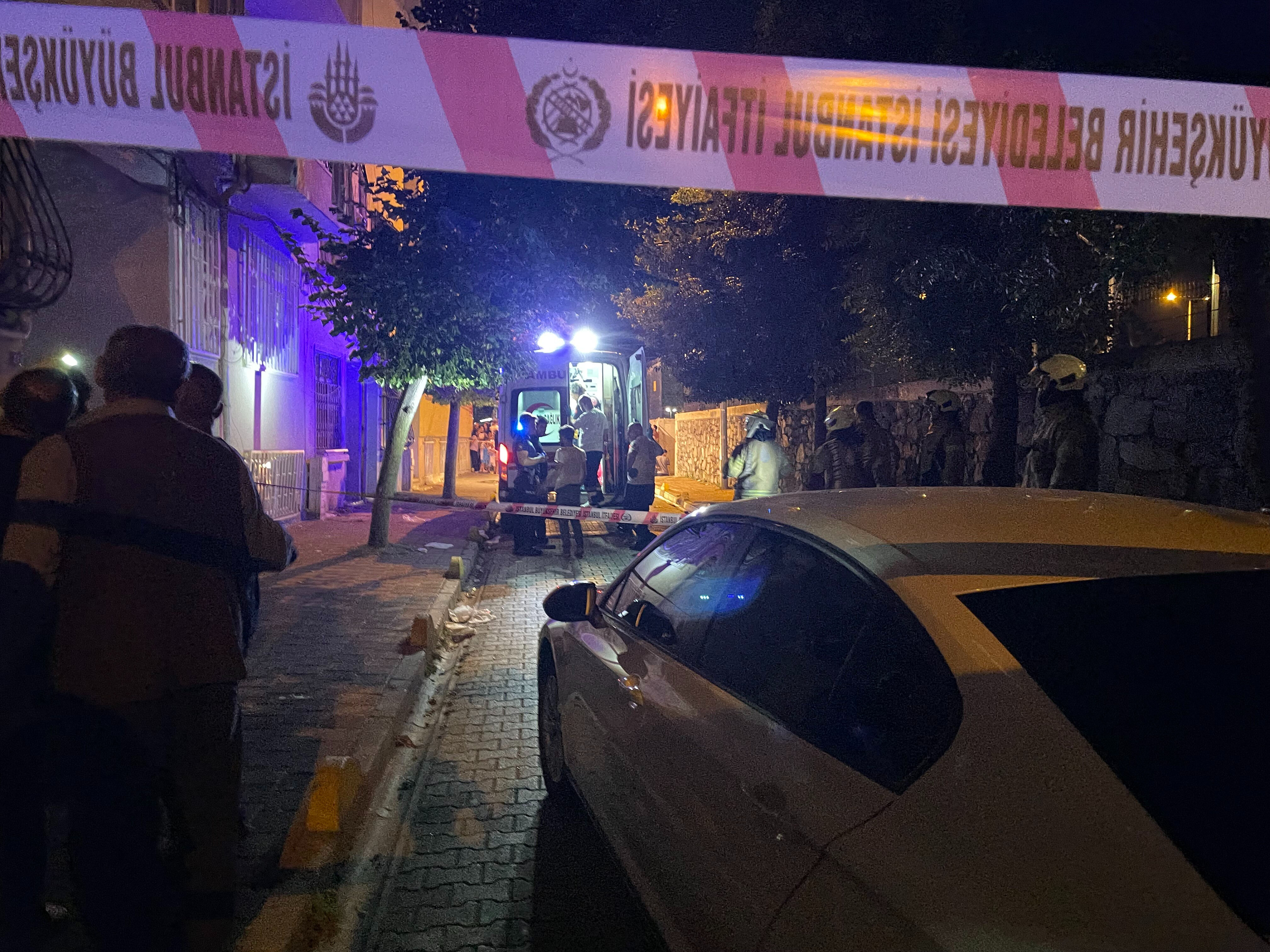 Fatih'te 5 katlı bina kısmen çöktü! Genç kız alt kata düştü - 1. Resim