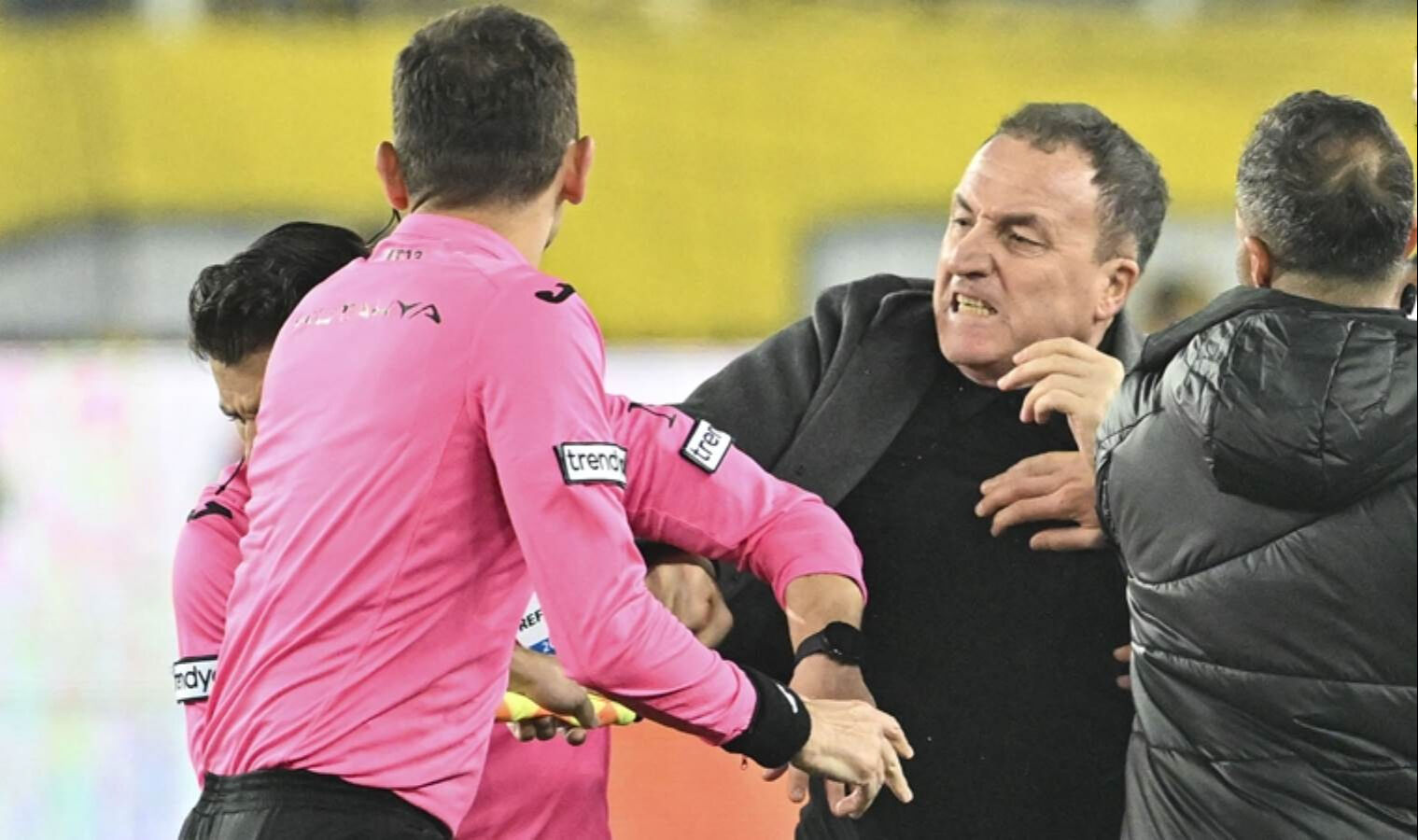 FIFA kokartlı Karaoğlan Antalya maçının devre arası fiziki saldırıya maruz kaldı… Nasıl devam edersin Atilla?  - 1. Resim