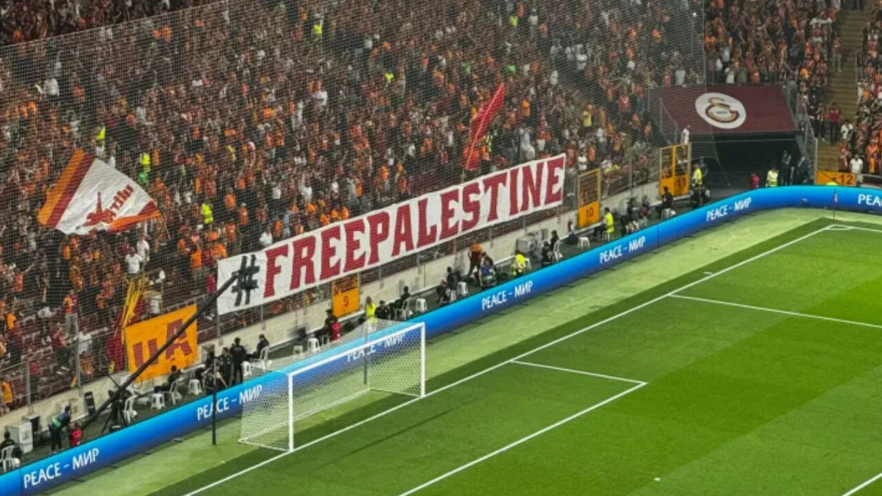 Galatasaraylı taraftarlar, Filistin'i unutmadı! Şampiyonlar Ligi maçında pankartla destek olundu Galatasaraylı taraftarlar, Filistin'i unutmadı! Şampiyonlar Ligi maçında pankartla destek olundu - 1. Resim