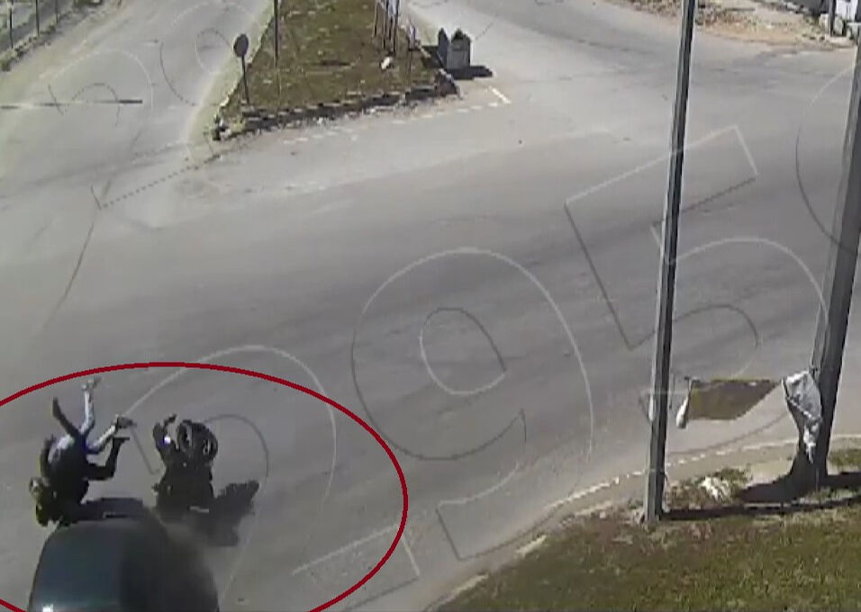 Hatay'da kavşak kaosu! Otomobile çarpan motosiklet sürücüsünün görüntüsü ortaya çıktı - 2. Resim