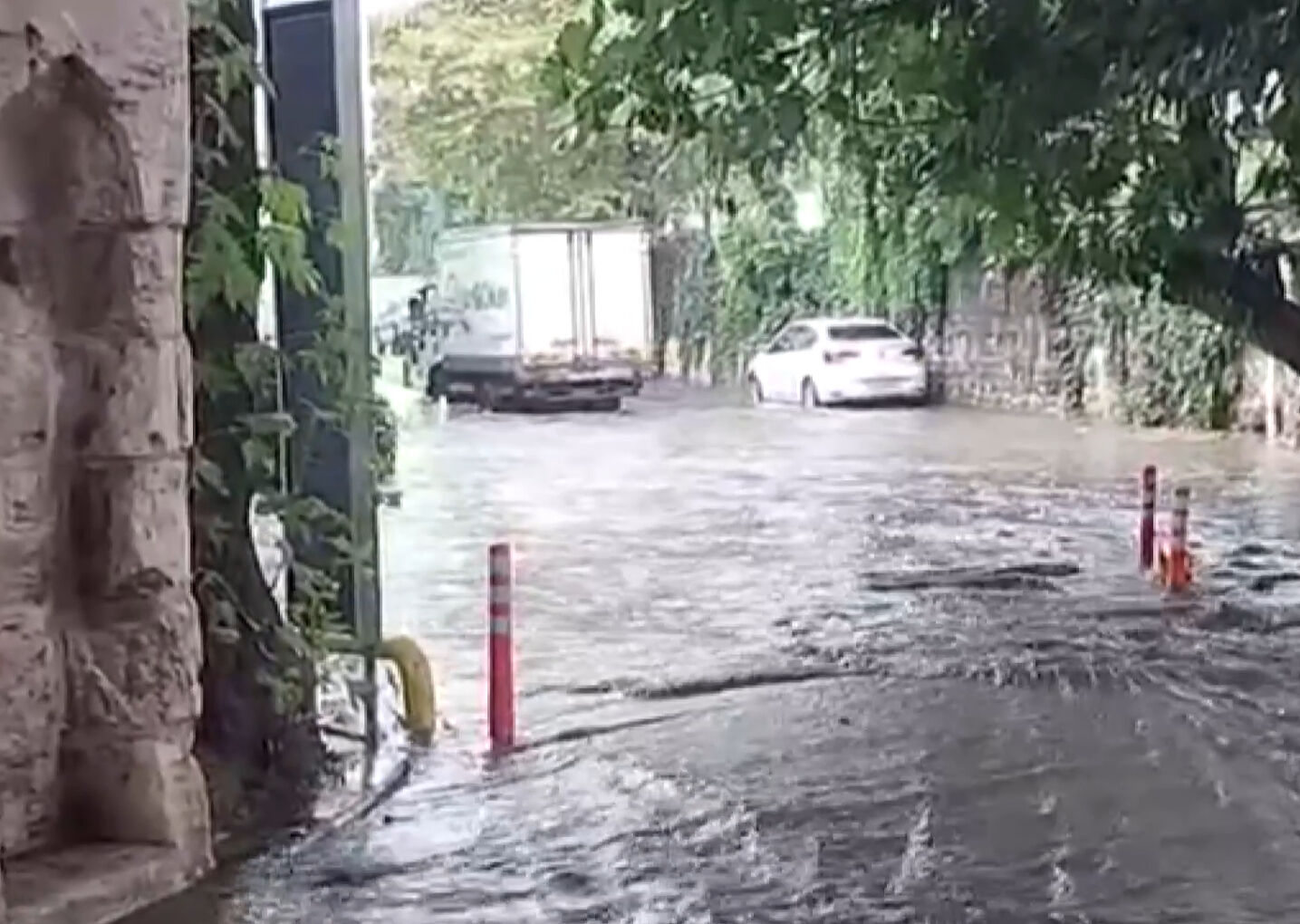 İstanbul sağanak yağışa teslim! Caddeler göle döndü, tramvay seferleri durduruldu İstanbul sağanak yağışa teslim! Caddeler göle döndü, tramvay seferleri durduruldu - 5. Resim