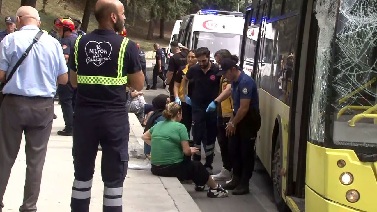İstanbul'da korkunç kaza! Tır, otobüsün üzerine devrildi İstanbul'da korkunç kaza! Tır, otobüsün üzerine devrildi - 1. Resim