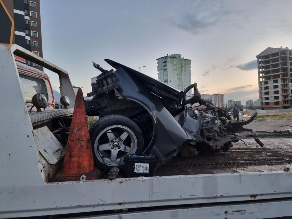 Kayseri'de trafik kazası yapan Tofaş ortadan ikiye bölündü Kayseri'de trafik kazası yapan Tofaş ortadan ikiye bölündü - 2. Resim