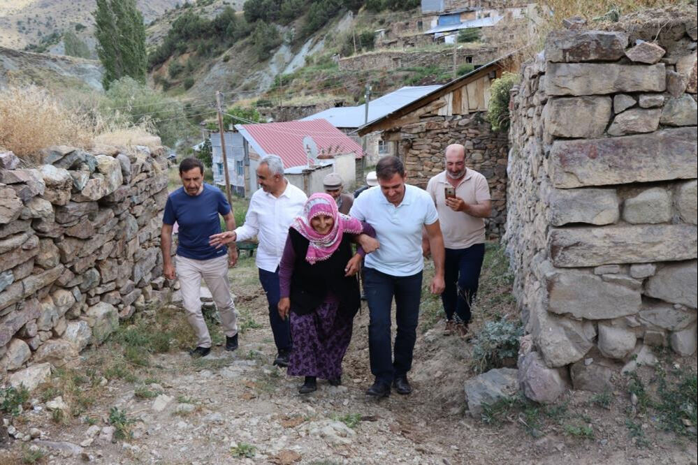 Köy ondan soruluyor! 72 yaşındaki Fikriye Nine, köye muhtar oldu Köy ondan soruluyor! 72 yaşındaki Fikriye Nine, köye muhtar oldu - 5. Resim